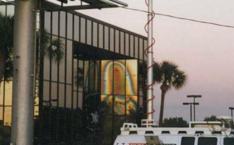 Zdjęcie fasady budynku w Clearwater, w którym niektórzy dopatrują się wizerunku Matki Boskiej