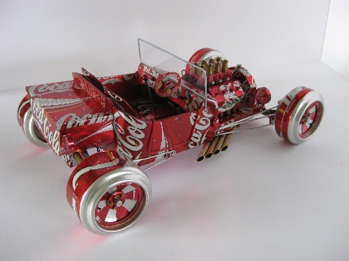 Hot Rod auto wykonane z puszek po cocacoli