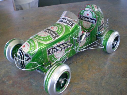 Model wykonany z puszek po Heinekennie
