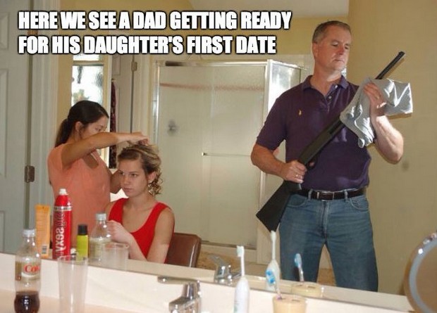 Tata z shootgunem przed pierwszą randką córki