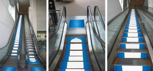 Kreatywna reklama na schodach