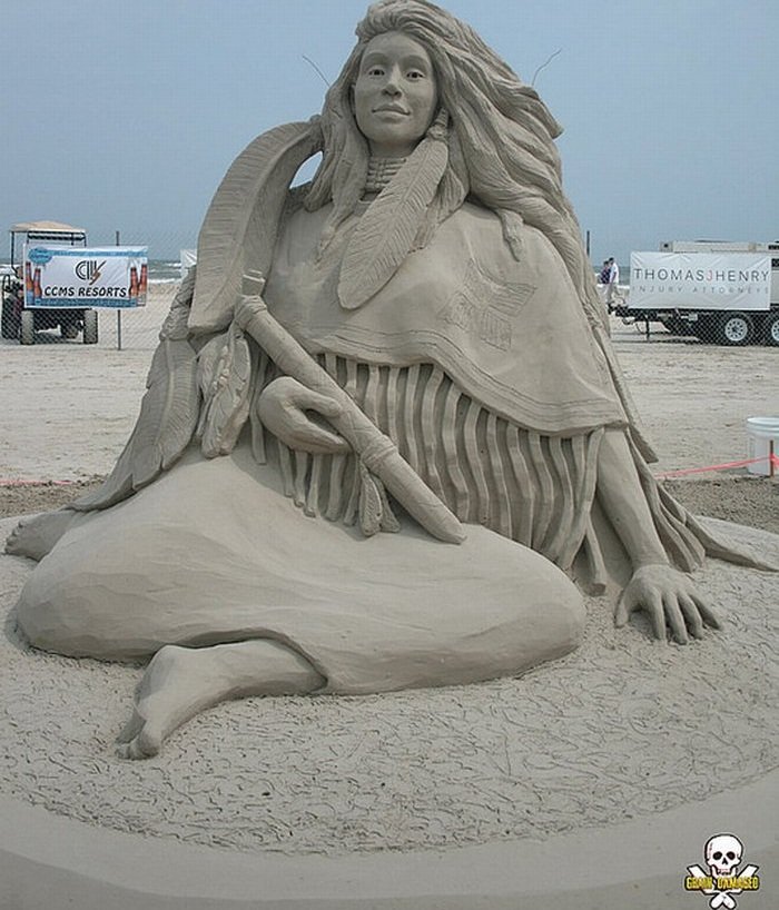 Ogromne rzeźby z piasku