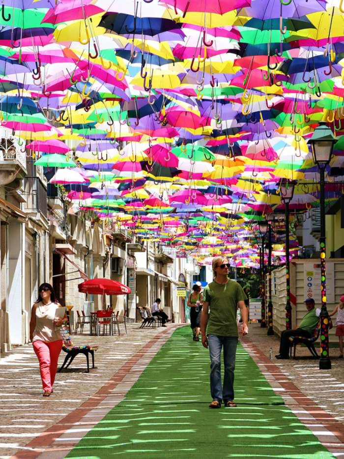 Portugalska ulica udekorowana setką parasoli