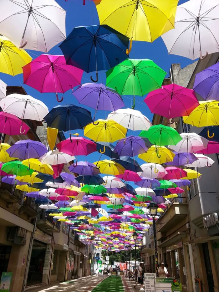 Portugalska ulica udekorowana setką parasoli