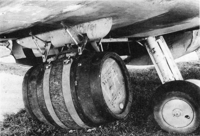 Piwo zrzucane z samolotów w Normandii 1945