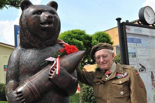 Pomnik niedźwiedź Wojtka w Żaganiu
