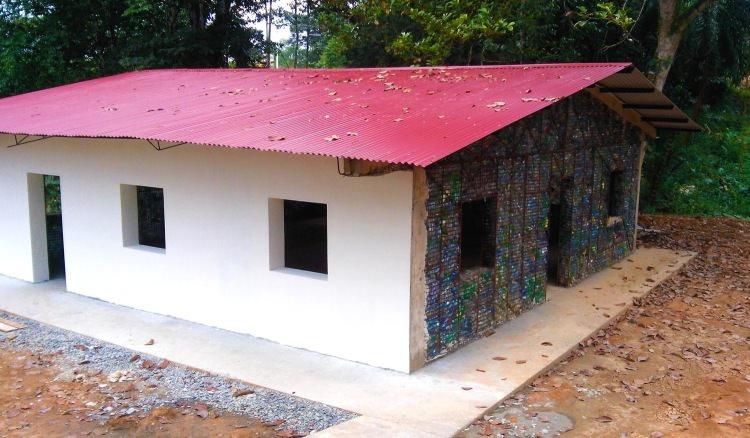 domy z butelek plastikowych w Panamie
