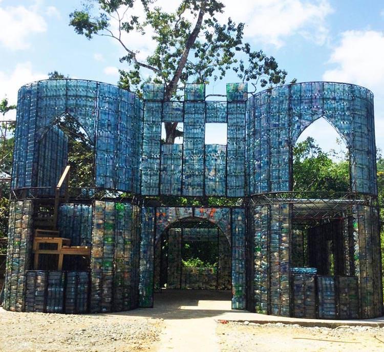 domy z butelek plastikowych w Panamie