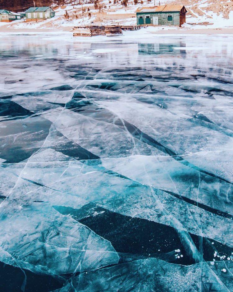 Zamarznięte jezioro Bajkał zimą