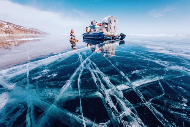 Zamarznięte jezioro Bajkał zimą