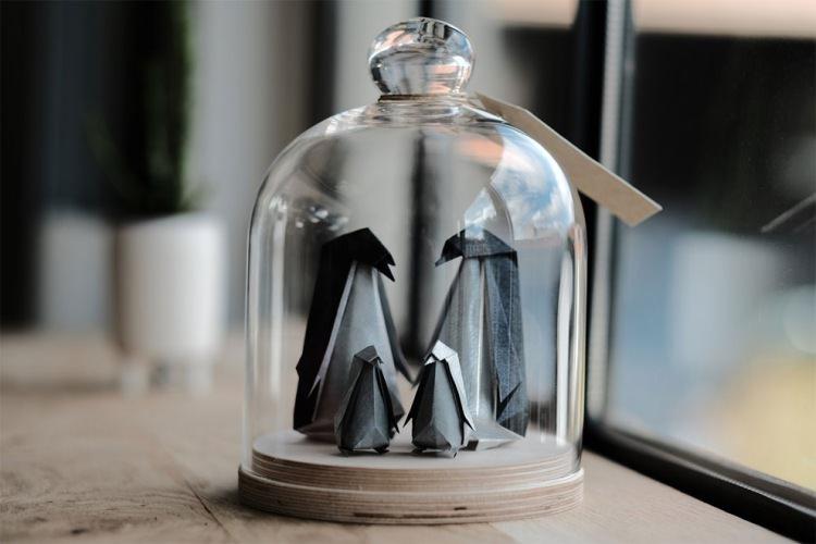 origami pod szklaną kopułą autorstwa Floriane Touitou 