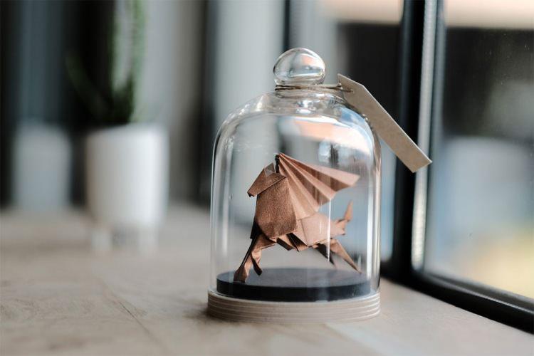 origami pod szklaną kopułą autorstwa Floriane Touitou 
