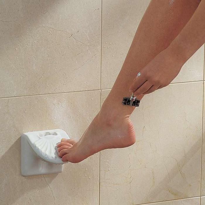 podnóżek pod prysznic ułatwiający golenie nóg
