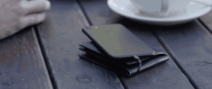 Solar Wallet - portfel i ładowarka w jednym