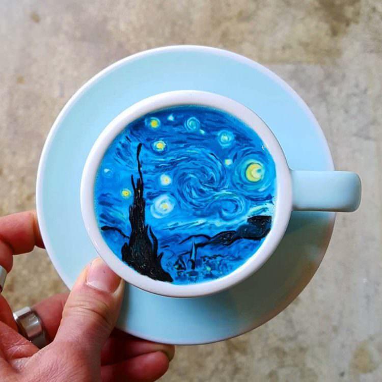 Odwzorowanie obrazu "Gwieździsta noc" Vincenta Van Gogha na kawie