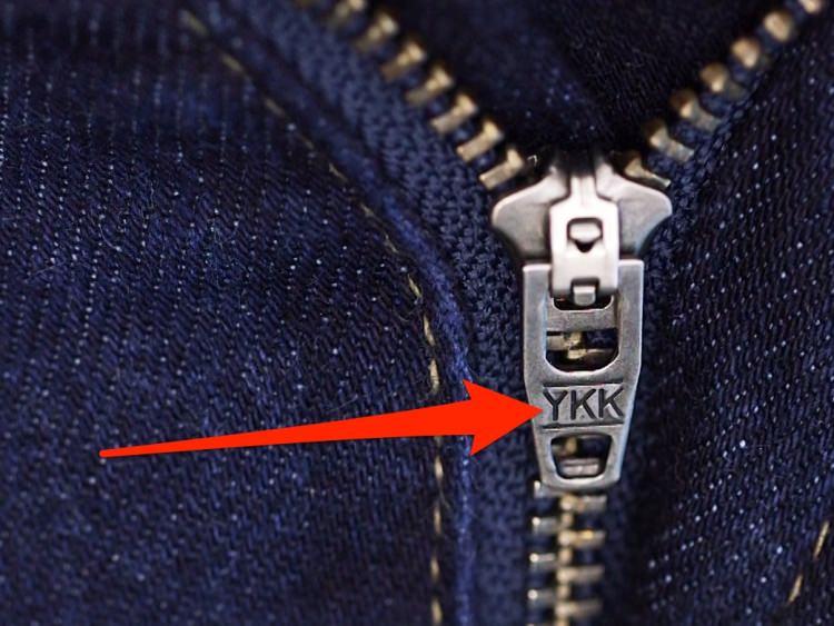 co oznacza skrót YKK na zamkach jeansów