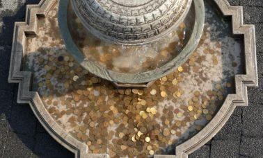 monety w fontannie