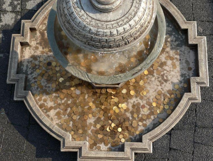 monety w fontannie