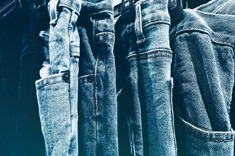 jeansy - skąd pochodzi nazwa kultowych spodni