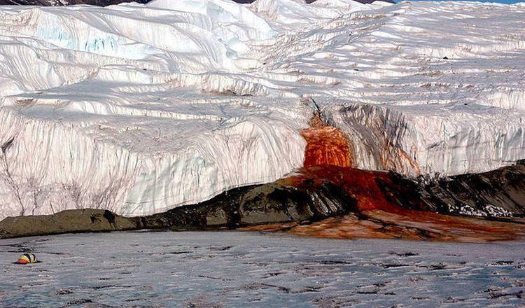 Krwawe wodospady na Antarktydzie