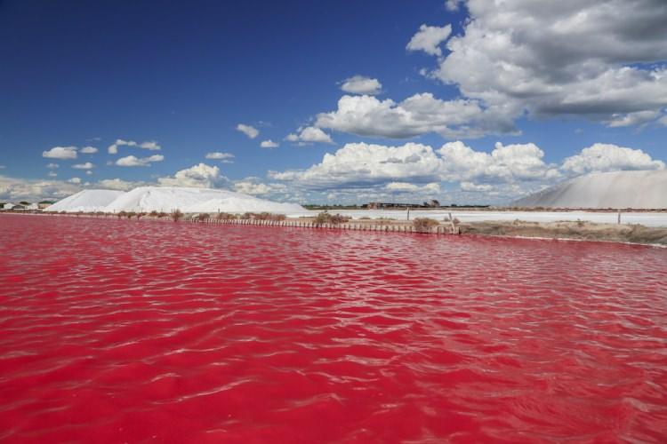 kolorowe jeziora na świecie - Retba – różowe jezioro w Senegalu