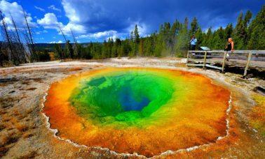 kolorowe jeziora na świecie - Laguna Colorada – Morning Glory Pool w parku Yellowstone