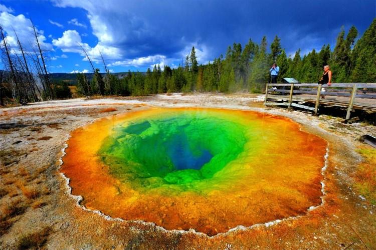 kolorowe jeziora na świecie - Laguna Colorada – Morning Glory Pool w parku Yellowstone