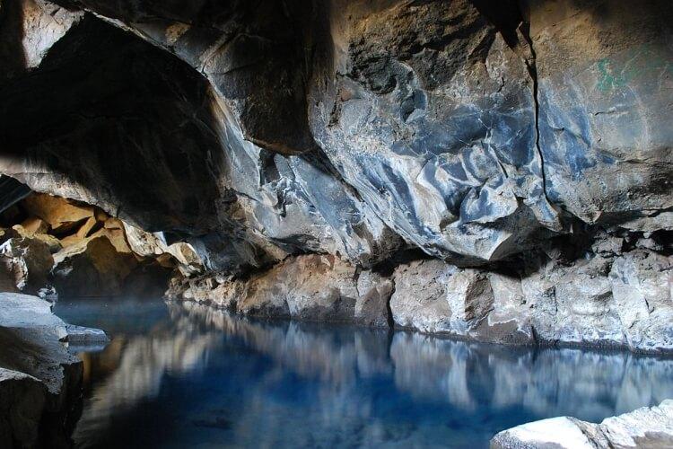 gdzie na Islandii kręcono grę o tron - jaskinia Grjótagjá 