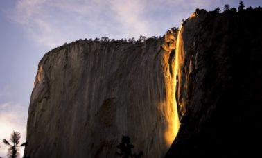wodospad Horsetail w parku Yosemite sprawia wrażenie jakby płonął