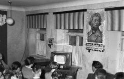wspólne oglądanie telewizora w świetlicy lata 50