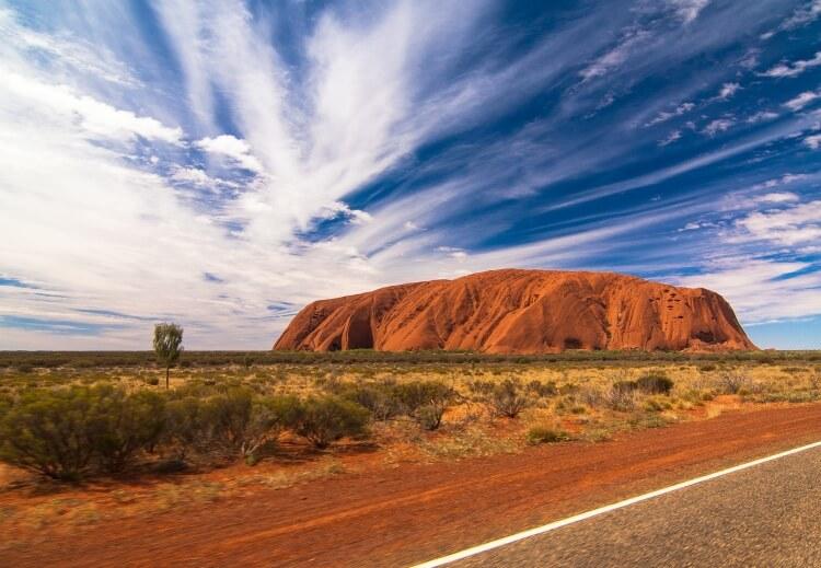 Uluru, Oolora (znana także pod nazwą ang. Ayers Rock oraz The Rock) – formacja skalna w centralnej części Australii
