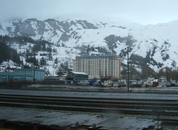 Whittier (Alaska) to miasto w którym niemal wszystkie mieszkają w jednym budynku (Begich Towers)