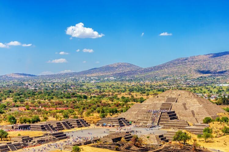Piramida Księżyca w starożytnym mieście Teotihuacán w Meksyku