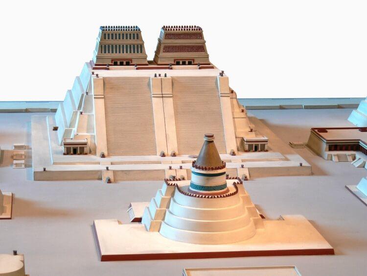 Rekonstrukcja - model piramidy Templo Mayor
