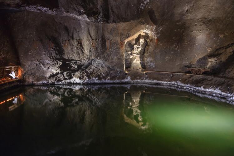 Podziemne jezioro w kopalni soli w Wieliczce