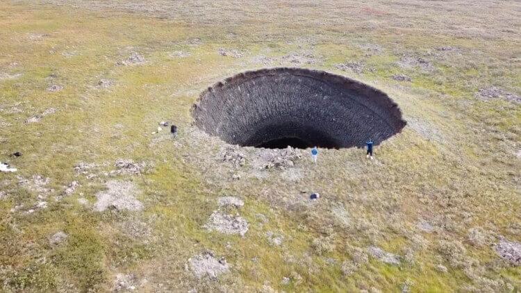 Ogromne pęknięcia i kratery w wiecznej zmarzlinie na Syberii