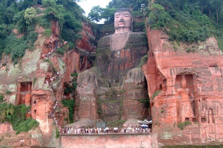 Niesamowite konstrukcje wykute w skałach - Wielki Budda z Leshan