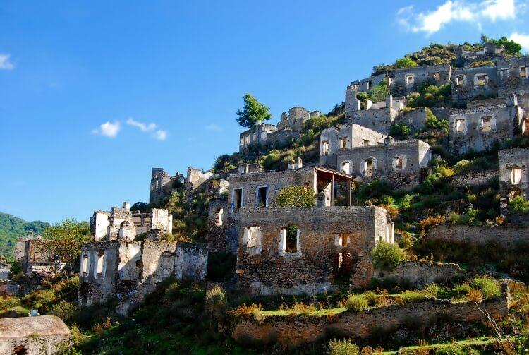 Opuszczona wieś Kayakoy w Turcji nazywana miastem duchów