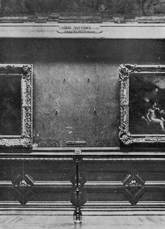Kradzież Mona Lisy - puste miejsce na ścianie muzeum w Luwrze