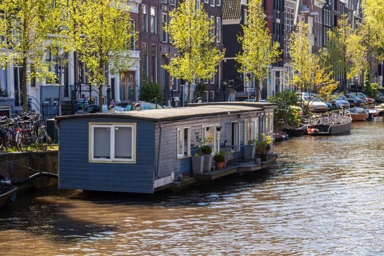 mieszkalna barka w Amsterdamie