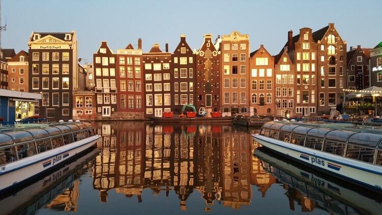 krzywe budynki w Amsterdamie