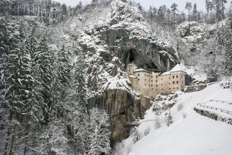 Zamek Predjamski Grad w Słowenii