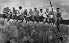 Robotnicy na belce - fotografia znana również jako "Lunch na szczycie wieżowca"