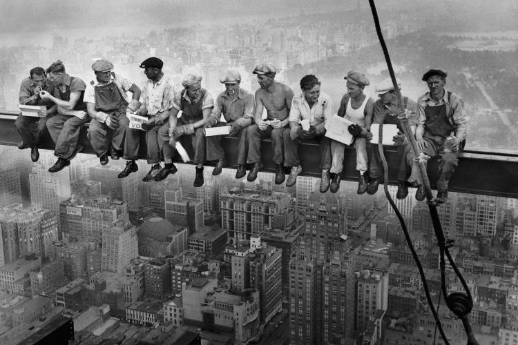 Robotnicy na belce - fotografia znana również jako "Lunch na szczycie wieżowca" 