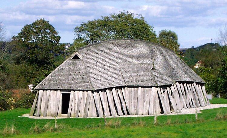 Zrekonstruowany „długi dom” z epoki wikingów