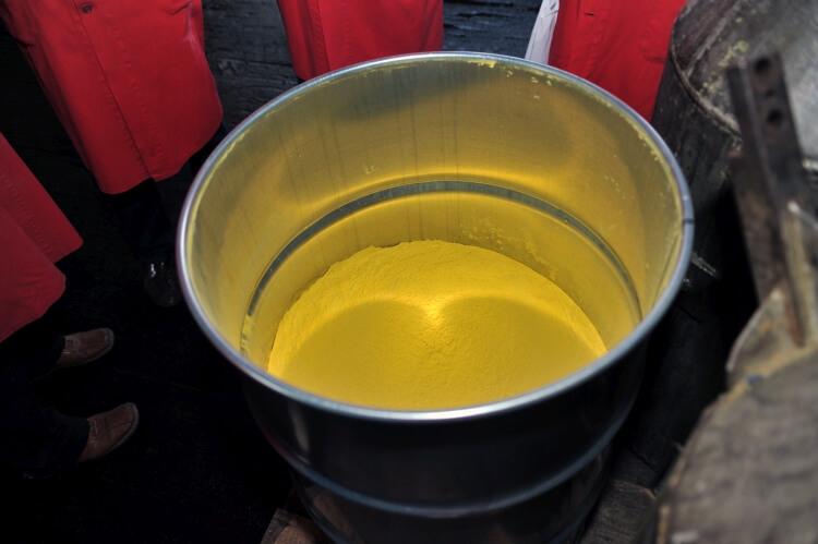 Yellowcake - potoczna nazwa półproduktu otrzymywanego w trakcie obróbki rud uranu