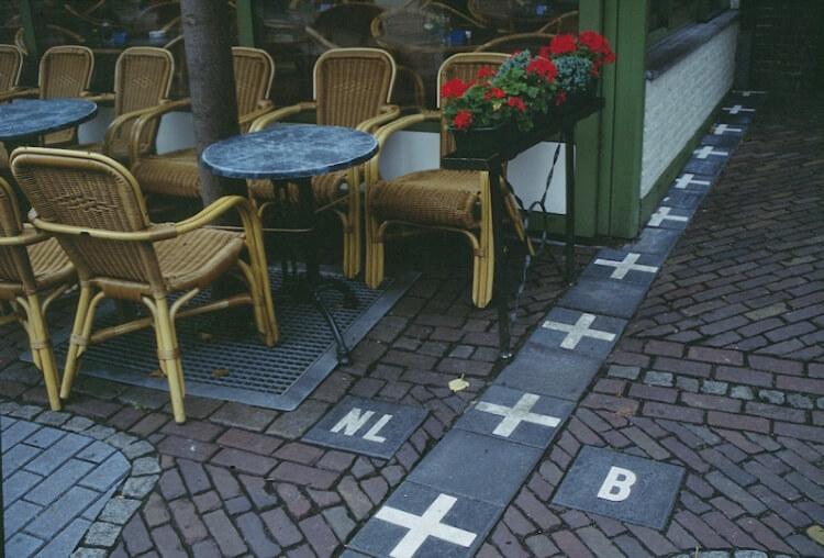 Kawiarnia w Baarle-Nassau (Holandia), znajdująca się tuż przy granicy belgijskiej. 