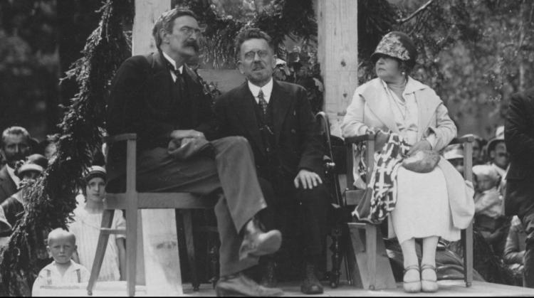 Noblista (w środku) wraz z żoną na Uroczystościach Reymontowskich w Wierzchosławicach w sierpniu 1925 roku
