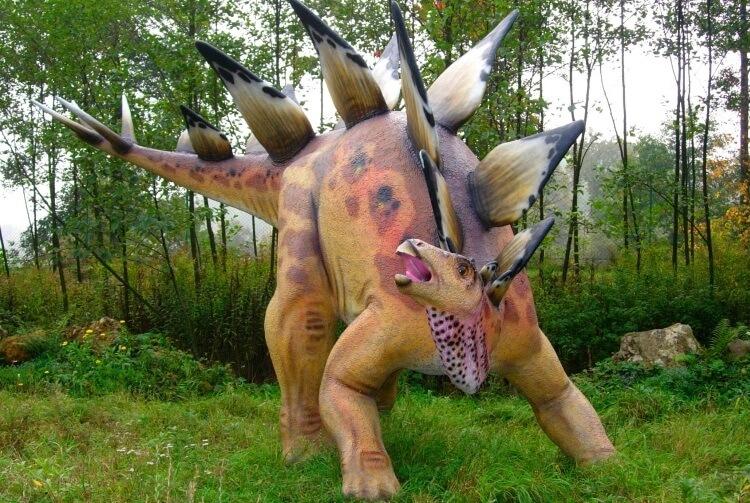 Na zdjęciu model stegozaura z Bałtowskiego Parku Jurajskiego