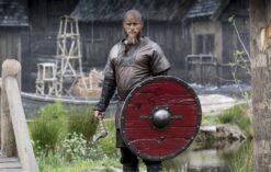 Travis Fimmel jako Ragnar Lodbrok w serialu "Wikingowie"